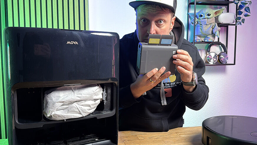 Zwei Reinigungsmittel-Kartuschen für den MOVA Z60 Ultra in der Station.